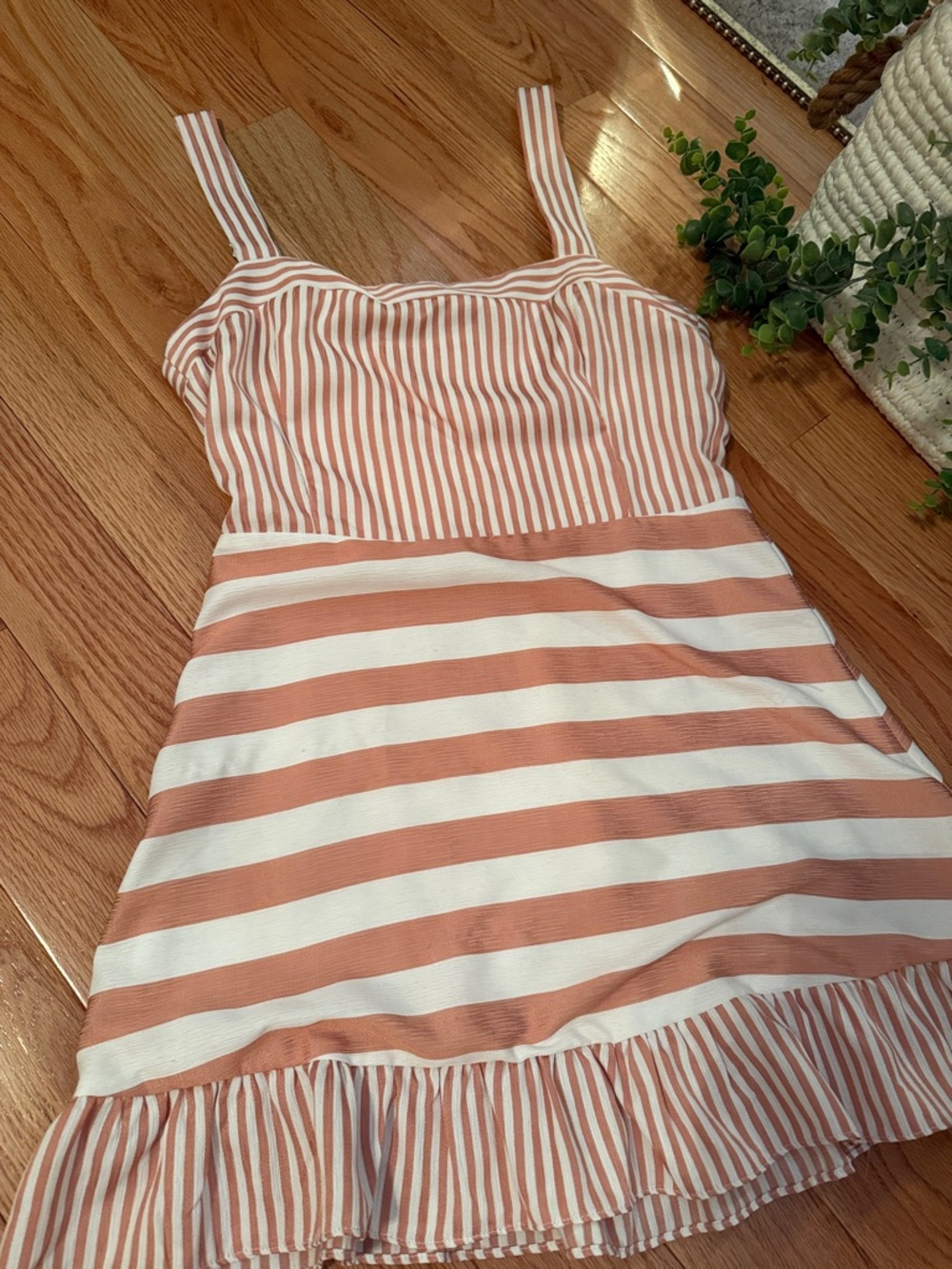 BOUTIQUE WILD HONEY STRIPED SHORT DRESS  PEACH & WHITE  SIZE MEDIUM